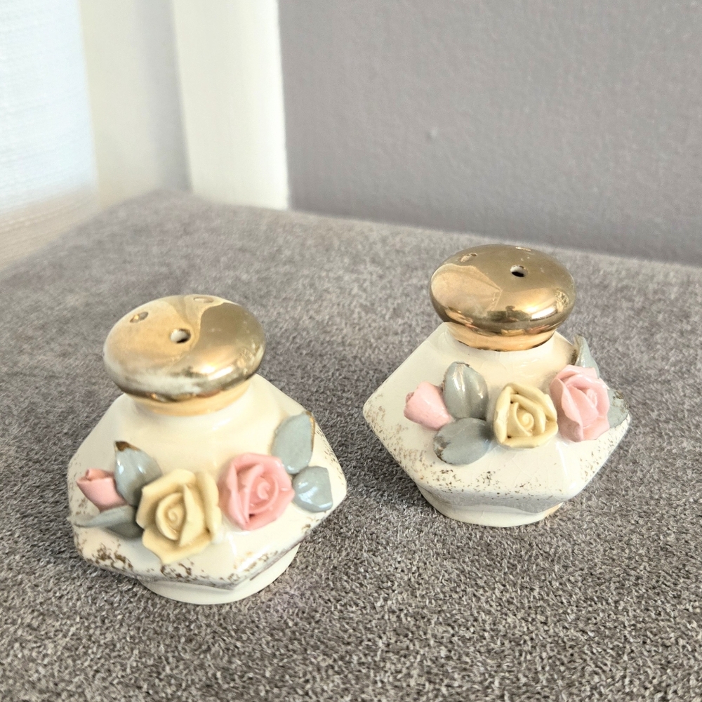 Vtg Lefton Porcelain Salt N Pepper Shakers 3D Applied Fliwers Gold Accent Japan